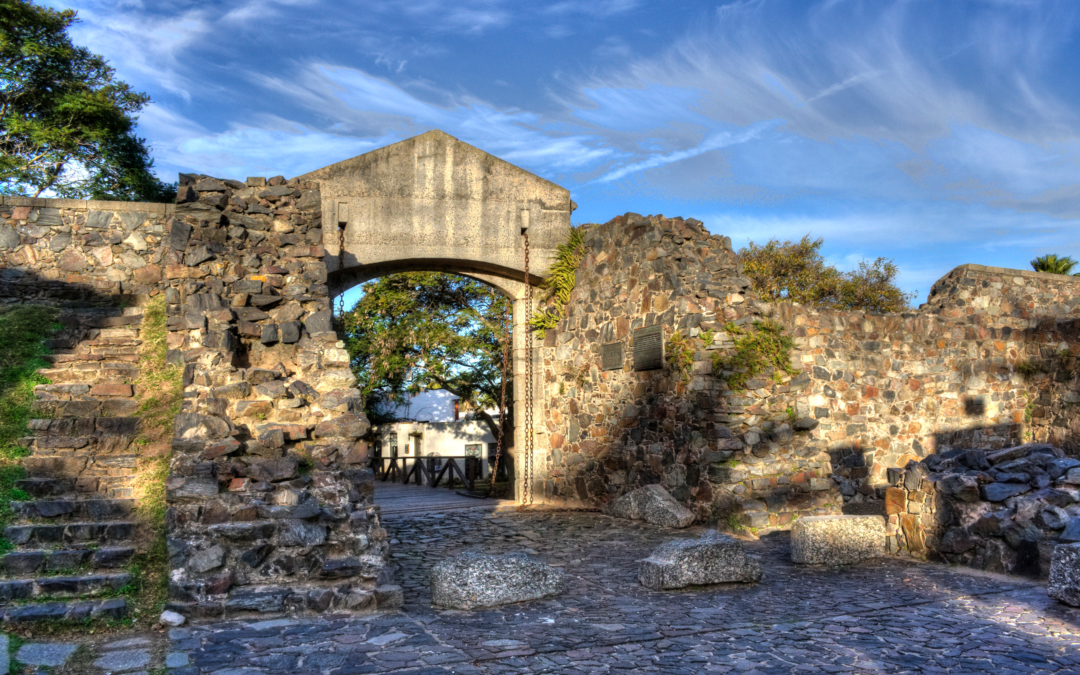 Portón de Campo y muralla de Colonia: entrada al barrio histórico